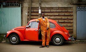 Senieji &bdquo;Volkswagen Beetle&ldquo; Etiopijoje vis prikeliami naujam gyvenimui