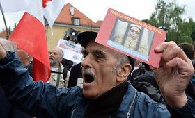 Paskutinis komunistinės Lenkijos lyderis Wojciechas Jaruzelskis palaidotas vykstant protestams