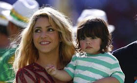 Shakira su sūnumi Milanu pasirodė Pasaulio futbolo čempionato uždarymo ceremonijoje