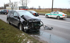 Panevėžyje &bdquo;Nissan&ldquo; susidūrė su sunkvežimiu