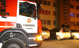 Grasinimai panevėžiečiui: padegtos buto durys ir subadytos padangos