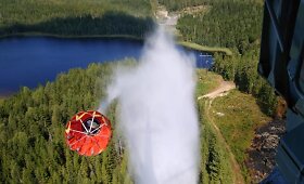 Vaizdai i&scaron; Lietuvos karinių oro pajėgų sraigtasparnio: kaip &Scaron;vedijoje gesinami gaisrai