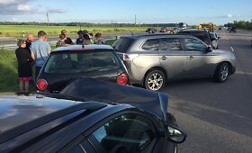 Grįžtančių i&scaron; pajūrio autostradoje Klaipėda-Kaunas laukia i&scaron;bandymas &ndash; milžini&scaron;kos spūstys