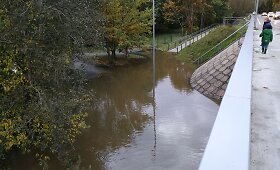 Danės upės vanduo Klaipėdoje plūsta ant pėsčiųjų tako