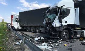 Kelyje &bdquo;Via Baltica&ldquo; Lenkijos pasienyje &ndash; 4 vilkikų ir automobilio avarija