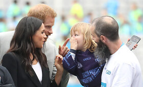 Princas Harry pagrūmojo pir&scaron;tu berniukui, lietusiam Meghan plaukus ir veidą