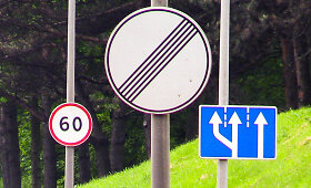Kelio ženklai Geležinio Vilko gatvėje, Vilniuje
