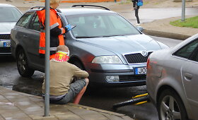 Panevėžyje girtas dviratininkas rėžėsi į stovintį automobilį