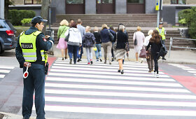 Policininkai budi prie pėsčiųjų perėjos per rugsėjo 1-ąją