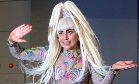 Lyg undinė pasipuo&scaron;usi Lady Gaga susitiko su gerbėjais Japonijoje