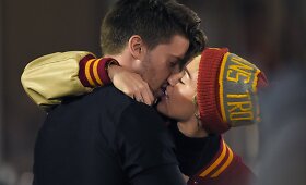 Miley Cyrus ir Patricko Schwarzeneggerio bučinys futbolo varžybose