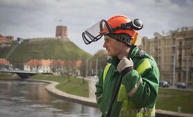 Neries pakrantėje i&scaron;kirsti medžiai atvėrė kitokį vaizdą į Gedimino pilį