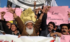 Pakistane minios žmonių protestuoja dėl &bdquo;Charlie Hebdo&ldquo; spausdinamų musulmonus įžeidžiančių karikatūrų