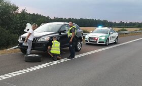 Kelyje Vilnius&ndash;Panevėžys bėdos i&scaron;tikta moteris sulaukė pareigūnų pagalbos