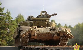 Baltarusija grūmoja Ukrainai: rodo geležinkeliu gabenamus tankus