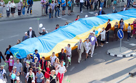 Panevėžio miesto &scaron;ventėje suplevėsavo įspūdingo dydžio Ukrainos vėliava