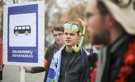 Jaunieji konservatoriai po Vyriausybės langais &scaron;aipėsi i&scaron; Druskininkų skandalo