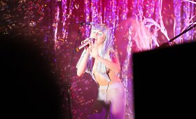 Miley Cyrus i&scaron;si&scaron;okimai ant scenos: koncertavo beveik nuoga ir rūkė marihuaną
