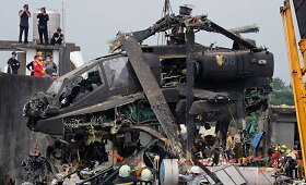 Taivane karininis sraigtasparnis &bdquo;AH-64E Apache&ldquo; įsirėžę pastatą
