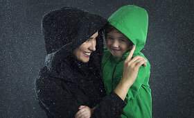 &bdquo;Ducktail Raincoats&ldquo; kolekcijos modeliai &ndash; Eva Saikovska ir mažoji Paula