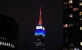 Niujorke Prancūzijos vėliavos spalvomis ap&scaron;viestas &bdquo;Empire State Building&ldquo; dangoraižis