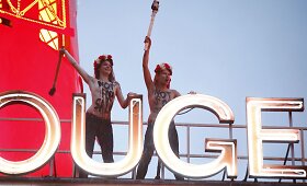 &bdquo;Femen&ldquo; protestas ant Paryžiaus naktinio klubo &bdquo;Moulin Rouge&ldquo; stogo