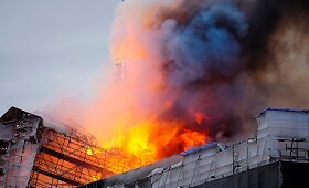 Pragari&scaron;kos liepsnos pasiglemžė vieną žymiausių Danijos sostinės pastatų - Kopenhagos istorinę biržą