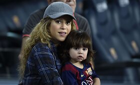 Shakira su sūnumi Milanu per futbolo varžybas palaikė aik&scaron;tėje žaidusį Gerardą Pique