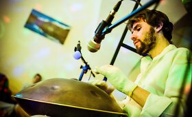 Lietuvis groja egzoti&scaron;ku instrumentu hangu