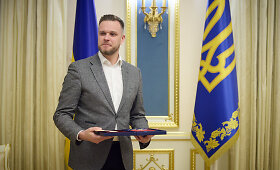 Volodymyras Zelenskis įteikia apdovanojimą Gabrieliui Landsbergiui