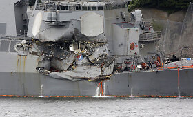 Eskadrinis minininkas &bdquo;USS Fitzgerald&ldquo; grįžta po avarijos