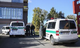 Prie LNK pastato ma&scaron;inoje sėdintis žmogus