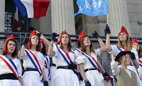 Prancūzijoje tūkstančiai žmonių surengė demonstraciją prie&scaron; vyriausybės &bdquo;&scaron;eimos fobiją&ldquo;