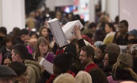 Per juodąjį penktadienį amerikiečiai tu&scaron;tino parduotuvių lentynas