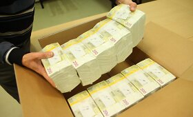 Į Lietuvos banko saugyklas atgabenti milijonai eurų