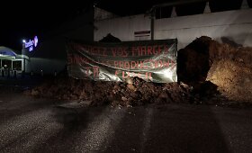 Prancūzijoje ūkininkai mė&scaron;lu užvertė prekybos centrą reikalaudami palankesnių supirkimo kainų
