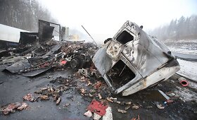 Skaudi keturių vilkikų avarija automagistralėje Kaunas-Klaipėda
