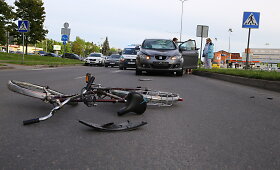 Panevėžyje &bdquo;Seat&ldquo; vairuotoja partrenkė dviratininką