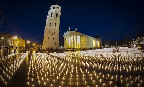 Vilniaus Katedros aik&scaron;tėje uždegta 16 tūkst. žvakučių