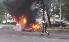  Apkasų gatvėje užsiliepsnojo trys &scaron;iuk&scaron;lių konteineriai
