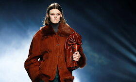 Milano mados savaitė: &bdquo;Alberta Ferretti&ldquo; 2021&ndash;2022 m. rudens ir žiemos kolekcijos modeliai