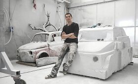 Menininkas Italijoje kuria &bdquo;Fiat 500&ldquo; skulptūrą i&scaron; marmuro