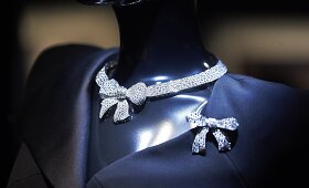 Mados namų &bdquo;Chanel&ldquo; kūriniai eksponuojami parodoje Londone