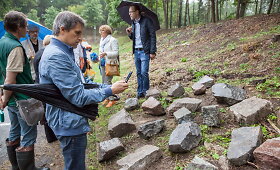 Žydų paminkliniai akmenys pagarbiai sugrįžta į senąsias žydų kapines Olandų gatvėje
