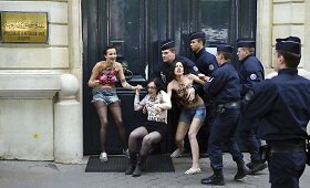Paryžiuje &bdquo;Femen&ldquo; protestavo prie&scaron; Egipto tesimo masinį mirties bausmių nuosprendį