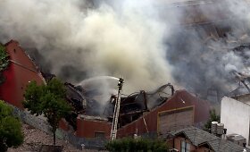 Argentinoje užgriuvusi degančio sandėlio siena užmu&scaron;ė devynis gaisrininkus 