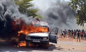 Burkina Fase protestuotojai įsiveržė į parlamentą 