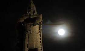 Vir&scaron; Vilniaus &ndash; įspūdinga pilnatis