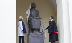 Dalia Grybauskaitė atidengė atnaujintą paminklą Kristijonui Donelaičiui