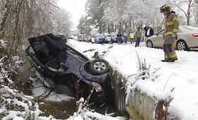 JAV dėl sniego tūkstančiams gyventojų sutriko elektros tiekimas, at&scaron;auktos pamokos